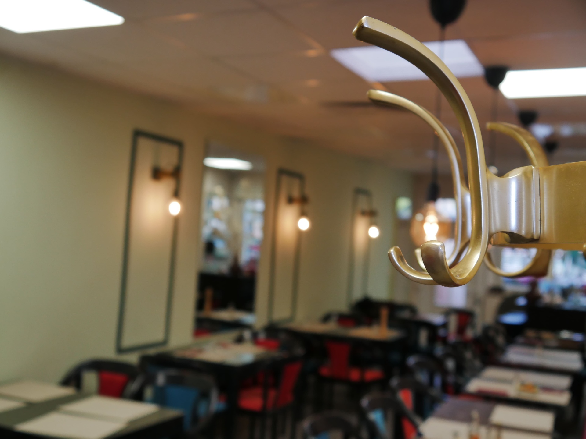 Eleganter Speisesaal mit goldenen Details