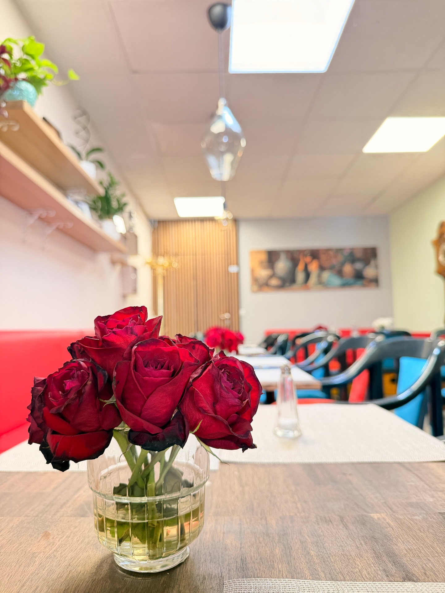 Restaurant-Innenraum mit antiker Standuhr im Ramstar Restaurant